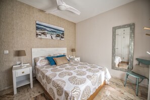 2 slaapkamers, een bureau, een strijkplank/strijkijzer, wifi