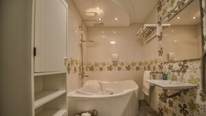 Ein Badezimmer mit freistehender Badewanne, einem Waschbecken und einer Toilette.
