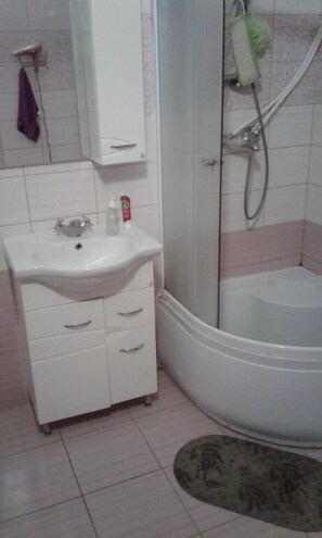 Douche, douche cascade, séchoir à cheveux, bidet