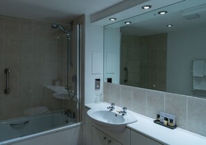 Twin Room | Bathroom | Combined shower/tub, free toiletries, hair dryer, towels