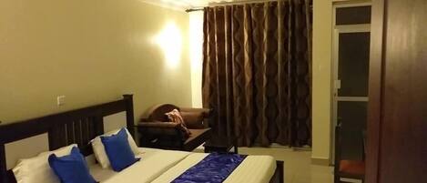 Double Room | Desk, free WiFi, bed sheets