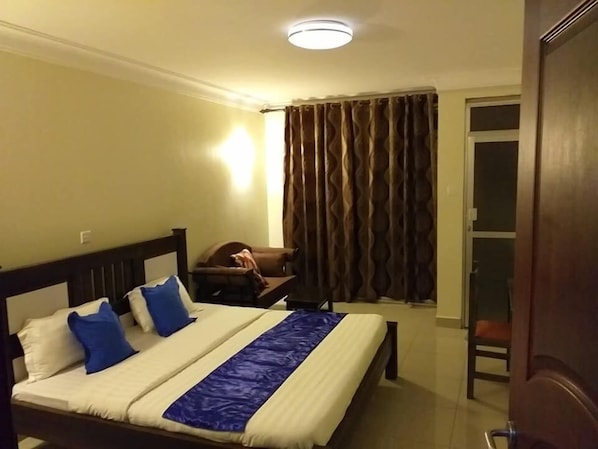 Double Room | Desk, free WiFi, bed sheets - Kadz Hotel (Kampala)