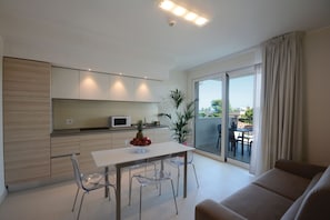 Full-sized fridge, microwave, stovetop, cookware/dishes/utensils - La Villa Residence (Tortoreto)