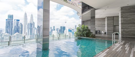 Piscine couverte, piscine extérieure