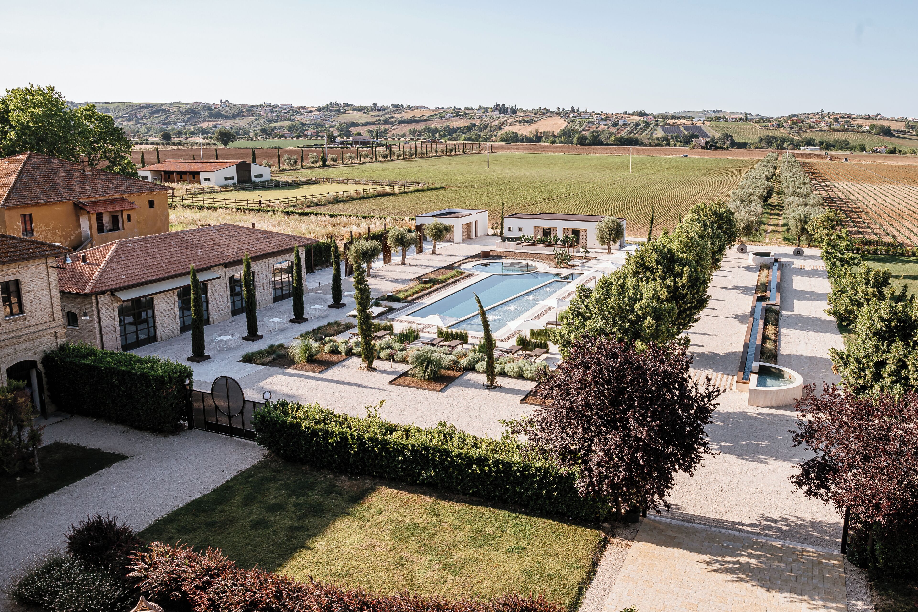 2 piscines extérieures, parasols de plage, chaises longues