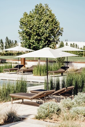 2 piscinas al aire libre, sombrillas, sillones reclinables de piscina