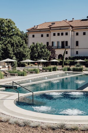 2 สระว่ายน้ำกลางแจ้ง, ร่มริมสระว่ายน้ำ, เก้าอี้อาบแดดริมสระ