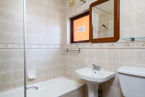 Villa (2007) | Salle de bain | Baignoire et douche séparées, serviettes fournies, savon