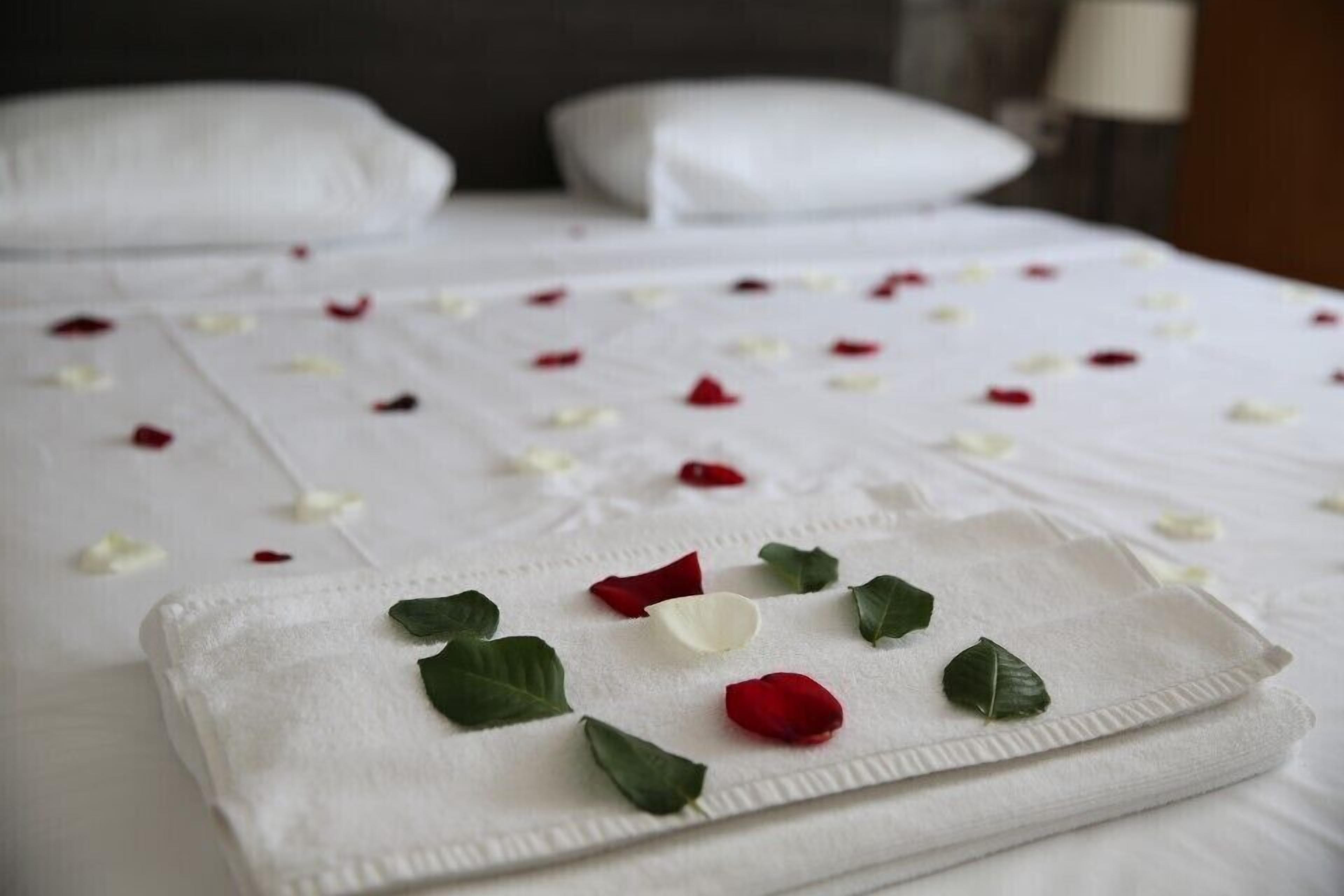 in-room safe, bed sheets