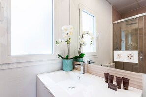 Shower, hair dryer, towels - Outstanding Apartment near the Cathedral. Mateos Gago IV (Sevilla)