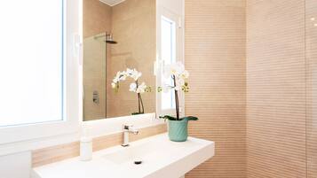 Een douche, een haardroger, handdoeken