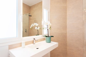 Suihku, hiustenkuivaaja, pyyhkeet