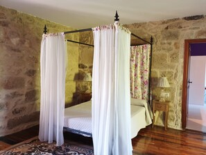 5 chambres, fer et planche à repasser, Wi-Fi, draps fournis