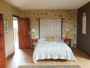 5 عدّة غرف نوم ومكواة/لوح كي وواي فاي وملاءات أسرّة