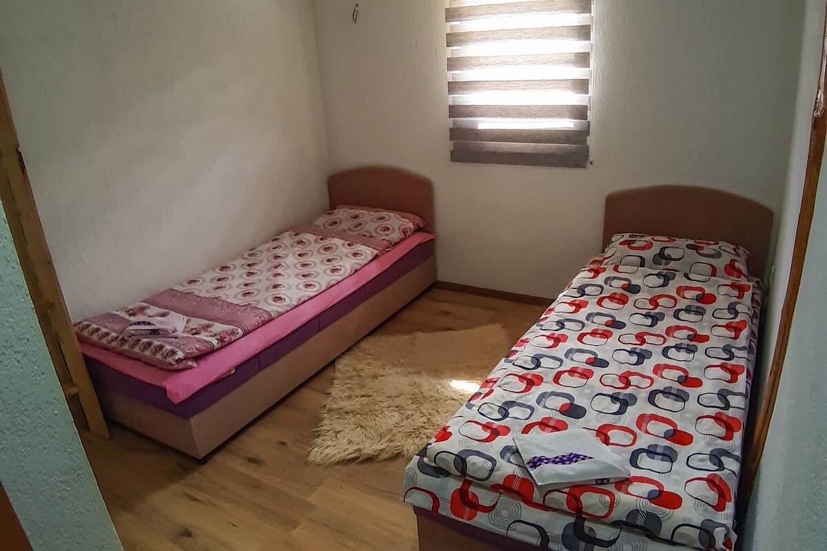 Twin Room, Private Bathroom | 1 bedroom, WiFi (free), bed sheets