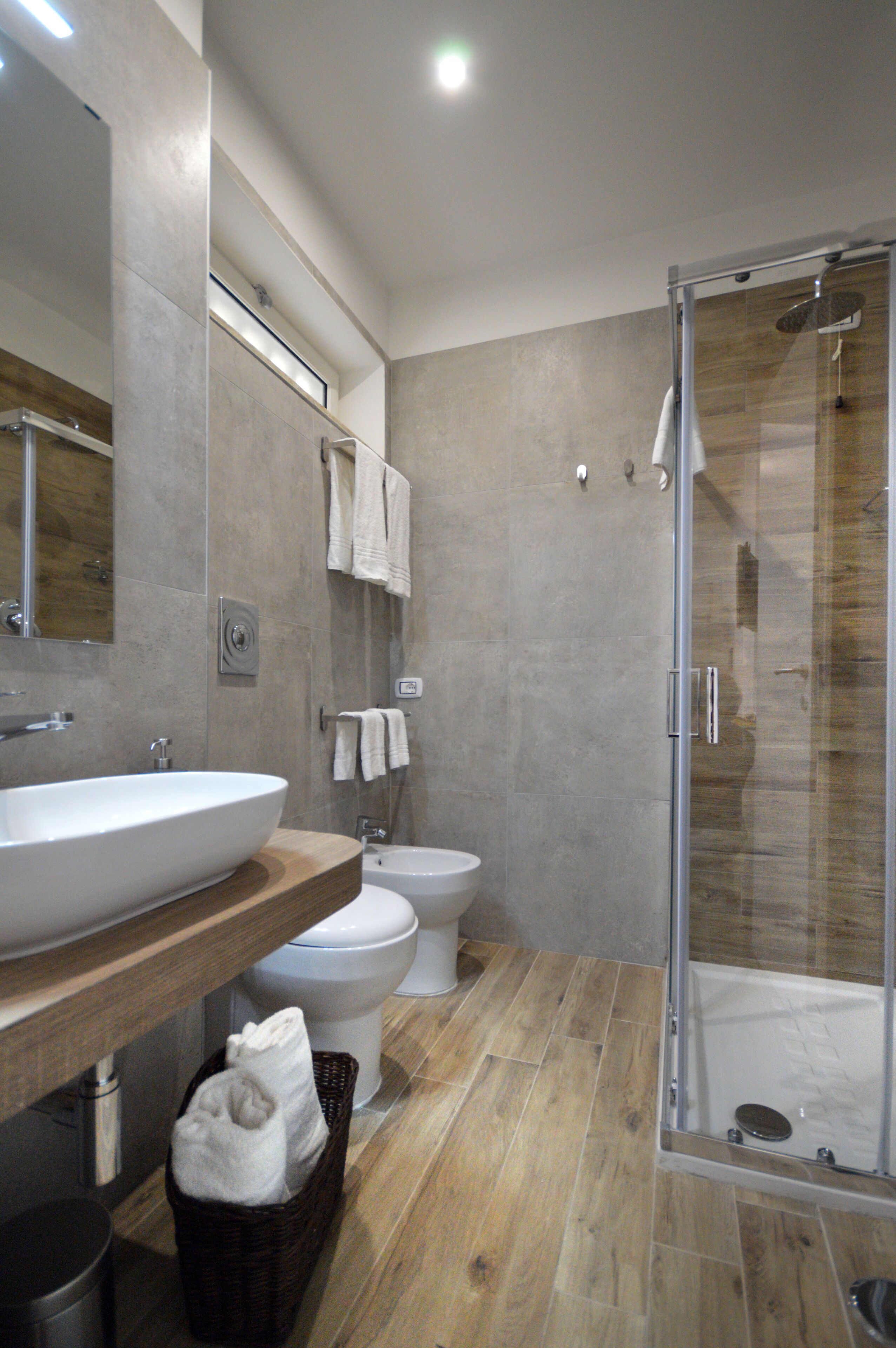Une salle de bain moderne avec un grand lavabo, des toilettes et une douche à parois de verre.