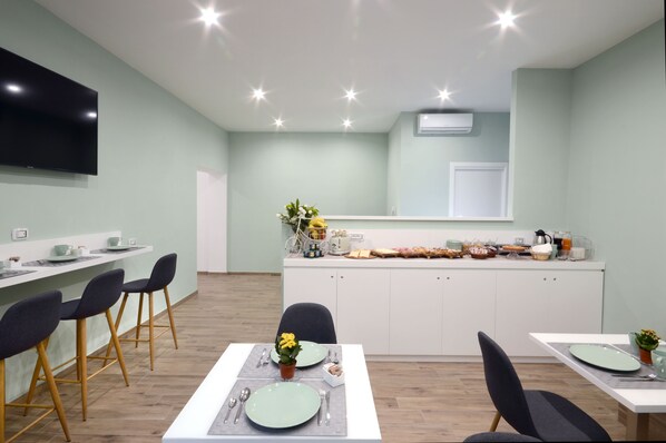 Free daily full breakfast