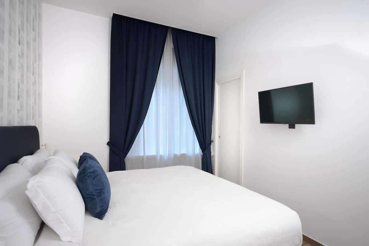 Habitación doble Deluxe, baño en la habitación, vista al patio | Edredón, camas con pillow-top y minibar