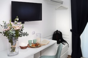 Habitación doble Deluxe, baño en la habitación | Televisión