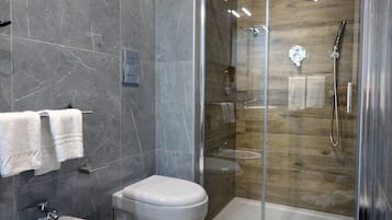 Quarto casal luxo, suíte | Banheiro | Chuveiro, chuveiro com efeito de chuva, produtos de toalete grátis