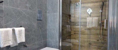 Deluxe dubbelrum - eget badrum | Badrum | Dusch, regndusch, gratis toalettartiklar och hårtork