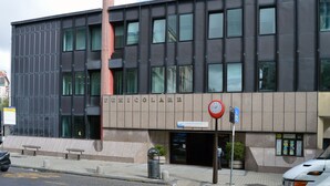 Un bâtiment moderne sur lequel on peut lire l’inscription « UNIVERSITATE ».