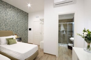 Quarto casal luxo, suíte | Edredons de pluma, camas com colchões pillow-top, frigobar