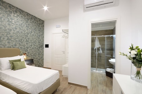 Habitación Deluxe doble, baño privado, vistas al patio | Edredones de plumas, colchones con acolchado adicional, minibar. Napoliseason Rooms and Breakfast