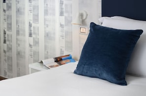 Habitación doble Deluxe, baño en la habitación | Edredón, camas con pillow-top y minibar 