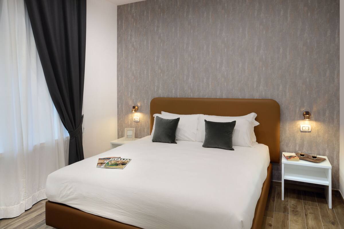 Premium Double Room, Ensuite | Down comforters, pillowtop beds, minibar, in-room safe
