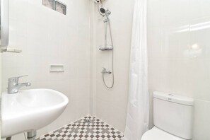 Double Room | Bathroom - RedDoorz Plus near Jalan Imam Bonjol Denpasar (Denpasar)