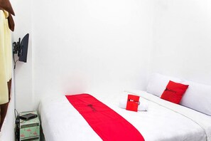 Double Room | Desk, free WiFi - RedDoorz @ Galuh Mas (Karawang)