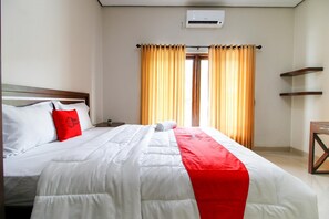 Desk, free WiFi - RedDoorz @ Jalan Palagan (Ngaglik)