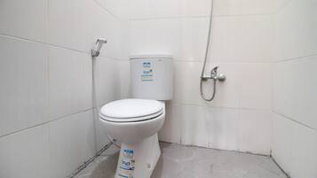 Shower, perlengkapan mandi gratis, dan handuk