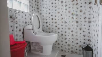 Kamar Double | Kamar mandi | Shower, perlengkapan mandi gratis, dan handuk