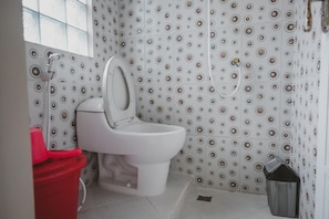 Double Room | Bathroom | Shower, free toiletries, towels