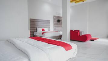 Family Room | Desk, free WiFi