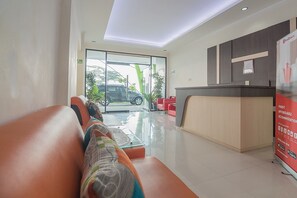 Lobby - RedDoorz Syariah @ Sarongge Cianjur (Cipanas)