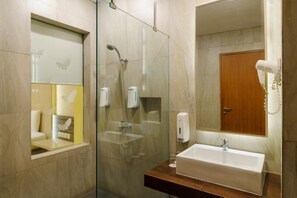 Superior kamer | Badkamer | Een douche, gratis toiletartikelen