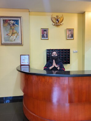 Reception - RedDoorz Plus near Dunia Fantasi Ancol (Jakarta)