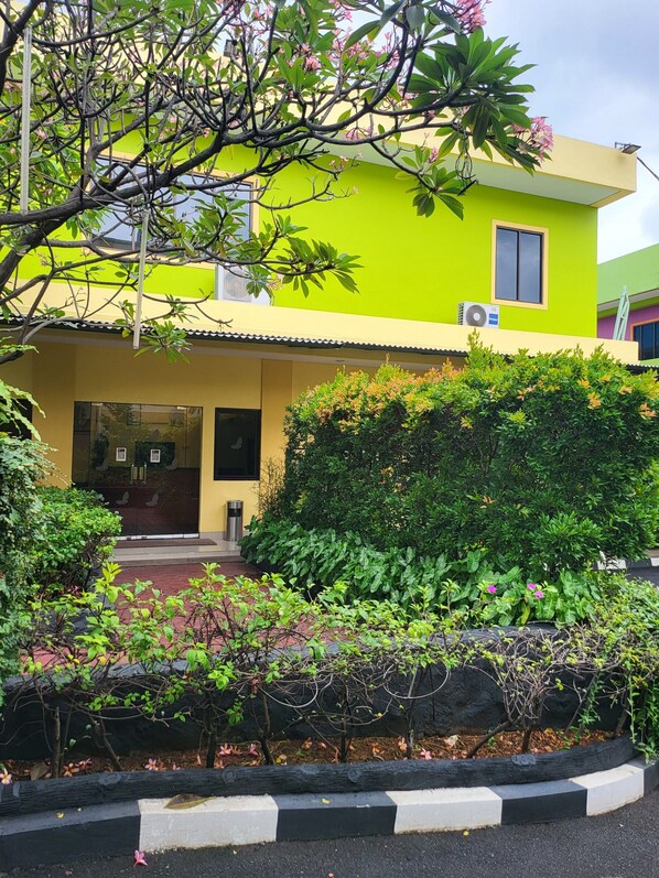 Front of property - RedDoorz Plus near Dunia Fantasi Ancol (Jakarta)