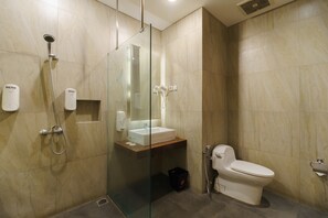 Superior Room | Bathroom | Shower, free toiletries - RedDoorz Plus near Dunia Fantasi Ancol (Jakarta)