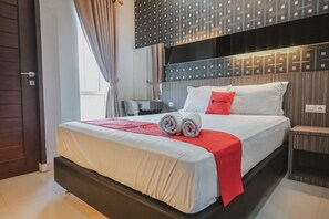 Desk, free WiFi - RedDoorz @ Jamin Ginting Medan (Medan)