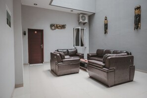 Lobby sitting area - RedDoorz @ Jamin Ginting Medan (Medan)