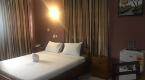 Chambre Double Confort | 1 chambre, coffres-forts dans les chambres, bureau