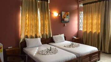 Comfort-værelse med dobbeltseng eller 2 enkeltsenge | Pengeskab på værelset, skrivebord, arbejdsområde til bærbare computere