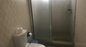 Chambre Double Confort | Salle de bain | Douche, articles de toilette gratuits, serviettes fournies