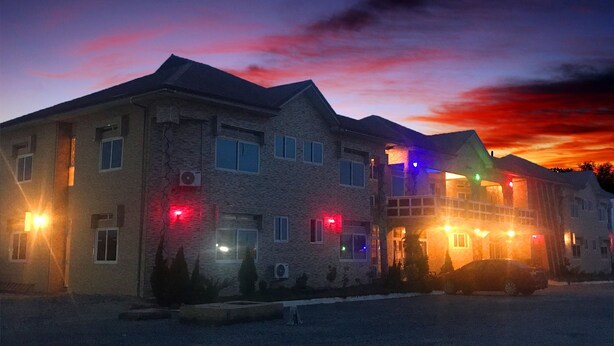Front of property – evening/night - Karick Hotel (Elmina)