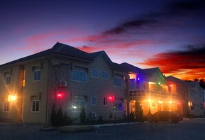 Façade de l’hébergement  – soirée/nuit