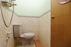 Standard-Doppelzimmer | Badezimmer | Dusche, kostenlose Toilettenartikel